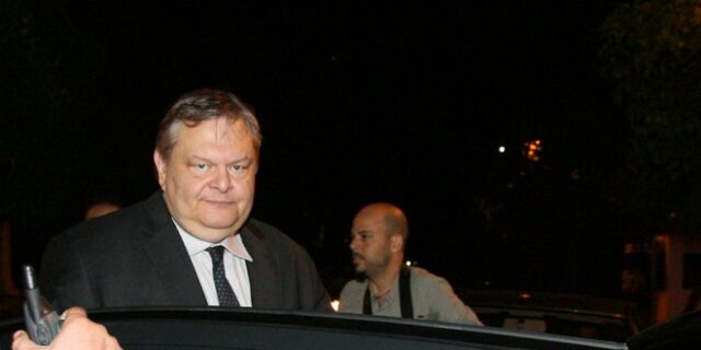 Έμμεση απειλή Βενιζέλου: “Ο Γιώργος Παπανδρέου έχει άρρηκτους δεσμούς και μεγάλες εκκρεμότητες με το ΠΑΣΟΚ”