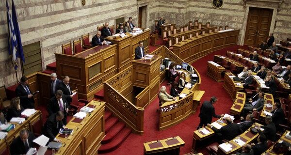 Ζωντανή εικόνα: Αιφνιδιασμός ΣΥΡΙΖΑ – Πρόταση μομφής εναντίον Στουρνάρα