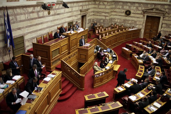 Ζωντανή εικόνα: Αιφνιδιασμός ΣΥΡΙΖΑ – Πρόταση μομφής εναντίον Στουρνάρα
