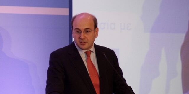 Δεκαεπτά ερωτήματα θέτει ο ΣΥΡΙΖΑ στον υπουργό Ανάπτυξης Κώστα Χατζηδάκη κάνοντας λόγο για σκάνδαλα