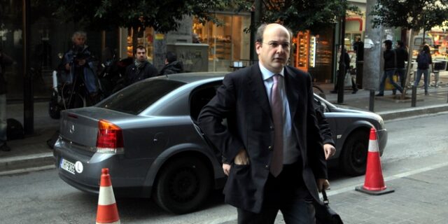 Έκανε πίσω ο Χατζηδάκης που αποσύρει από το πολυνομοσχέδιο τη διάταξη για ενοικιαζόμενα Ι.Χ. Ικανοποίηση από ταξιτζήδες