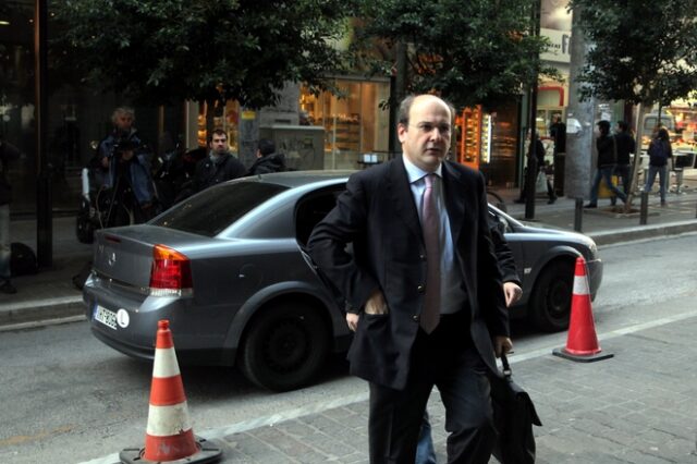 Έκανε πίσω ο Χατζηδάκης που αποσύρει από το πολυνομοσχέδιο τη διάταξη για ενοικιαζόμενα Ι.Χ. Ικανοποίηση από ταξιτζήδες