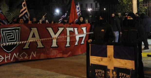 Δικάζονται δύο φερόμενα μέλη της Χρυσής Αυγής για επίθεση σε μαθητή με μαχαίρι