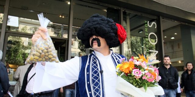 Ο τσολιάς της Ελληνοφρένειας έδωσε λουλούδια και ελιές στον Παπανδρέου “για να σκάσει ο Βενιζέλος”