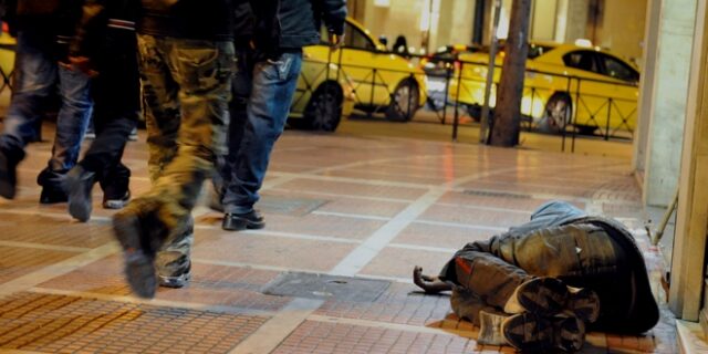 Έρχεται το ελάχιστο εγγυημένο εισόδημα. “Δίχτυ προστασίας” 400 ευρώ για τις φτωχές οικογένειες