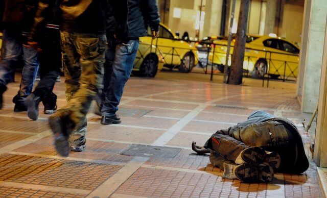 Έρχεται το ελάχιστο εγγυημένο εισόδημα. “Δίχτυ προστασίας” 400 ευρώ για τις φτωχές οικογένειες