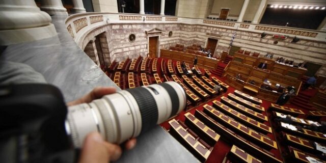 Δημοσιογράφοι-πολιτικοί. Πού οδηγεί η ομογενοποίηση των δύο επαγγελμάτων