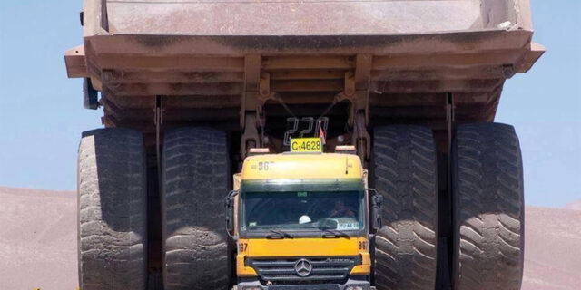 To Mercedes-Benz Actros μεταφέρει ένα Caterpillar 797. Το μυρμήγκι και ο βράχος…