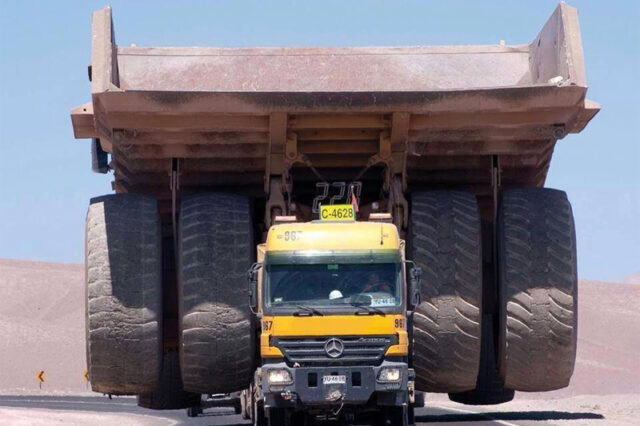To Mercedes-Benz Actros μεταφέρει ένα Caterpillar 797. Το μυρμήγκι και ο βράχος…