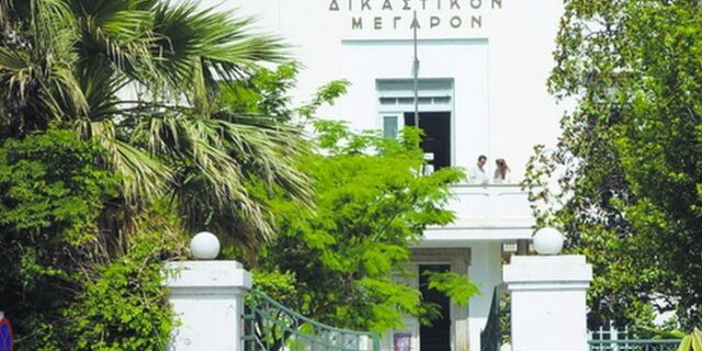 Διεκδικούσε αποδοχές για επιπλέον εργασία, απολύθηκε αλλά επαναπροσλαβάνεται και πληρώνεται