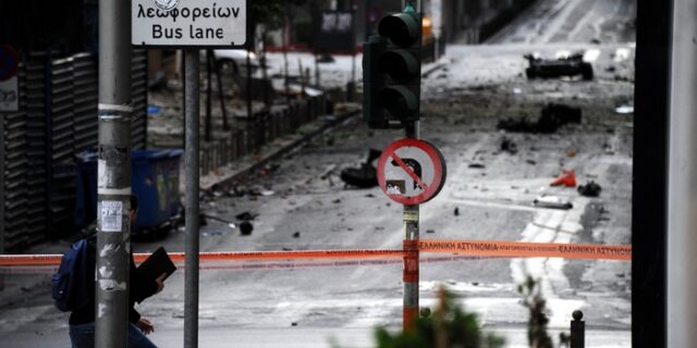 Αυτοκίνητο – βόμβα εξερράγη έξω από την Τράπεζα της Ελλάδας στο κέντρο της Αθήνας