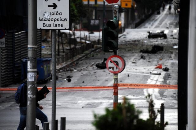 Αυτοκίνητο – βόμβα εξερράγη έξω από την Τράπεζα της Ελλάδας στο κέντρο της Αθήνας