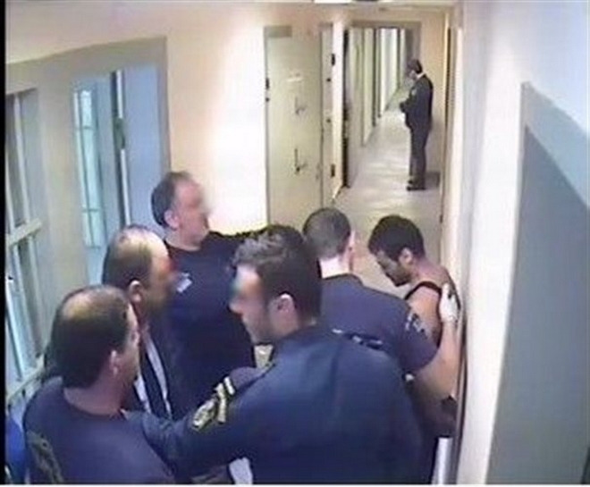 Ντοκουμέντο φρίκης: Καρέ καρέ ο βασανισμός του Ιλί Καρέλι από τους σωφρονιστικούς υπαλλήλους