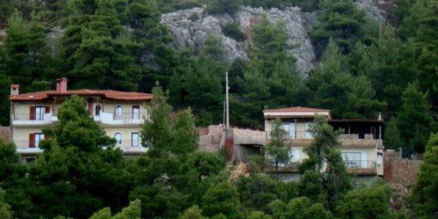 Νομοσχέδιο “σκούπα”: Τίτλοι κυριότητας στους καταπατητές, νομιμοποίηση αυθαιρέτων στον αιγιαλό