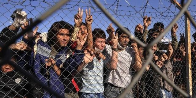 “Έχω τρεις μήνες να δω τον ήλιο”. Συγκλονιστικές μαρτυρίες μεταναστών από τα κέντρα κράτησης