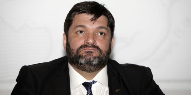 Ο Φαήλος αποσύρθηκε, ο (γαλάζιος) πονοκέφαλος παραμένει