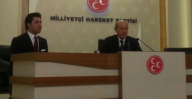 Μείζον ζήτημα με περιφερειακό υποψήφιο σύμβουλο του ΣΥΡΙΖΑ. Φωτογραφίες του με τον ηγέτη των Γκρίζων Λύκων στη δημοσιότητα