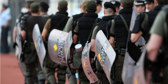 Θεσσαλονίκη: Άνδρες των ΜΑΤ διδάσκουν ορθογραφία και έκθεση