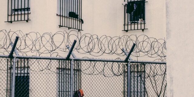 Κάγκελα παντού για τον αόρατο εχθρό