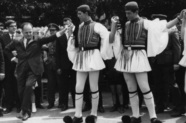 Μηχανή του Χρόνου: Το κιτς και η χούντα – Αρχαιοελληνικό σόου και μαύρο γυαλί