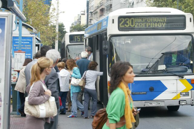 Δύο ελαφρά τραυματίες από σύγκρουση λεωφορείου με τρόλεϊ, στην πλατεία Κολιάτσου