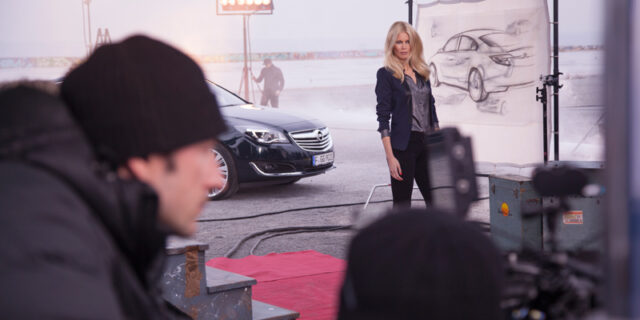 H Claudia Schiffer διαφημίζει Opel. Το παρασκήνιο (vid)