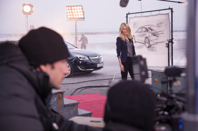 H Claudia Schiffer διαφημίζει Opel. Το παρασκήνιο (vid)