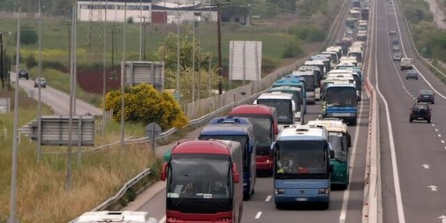 Τέσσερις συλλήψεις για ρίψη πέτρας σε πούλμαν με οπαδούς του ΠΑΟΚ