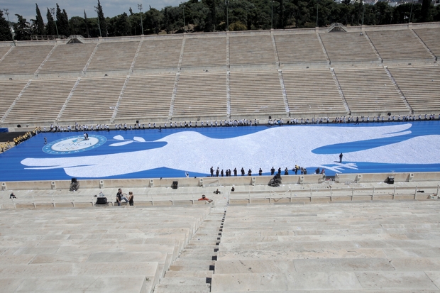 Ρεκόρ Γκίνες για το μεγαλύτερο χάρτινο περιστέρι ειρήνης στο Καλλιμάρμαρο