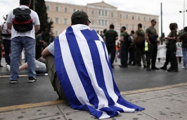 Ολοένα και μειώνονται μισθοί και συντάξεις