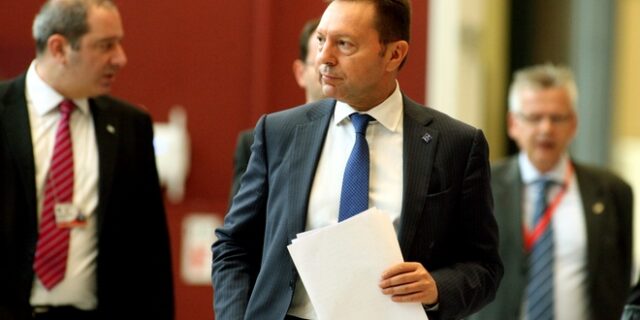 FT: Στο τραπέζι η ελάφρυνση του ελληνικού χρέους