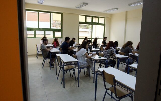 Έβαλαν την Παιδεία μαζί με τα μαρούλια με τροπολογία 149 σελίδων. Τι αλλάζει στις εξετάσεις της Α’ Λυκείου και στα ΑΕΙ