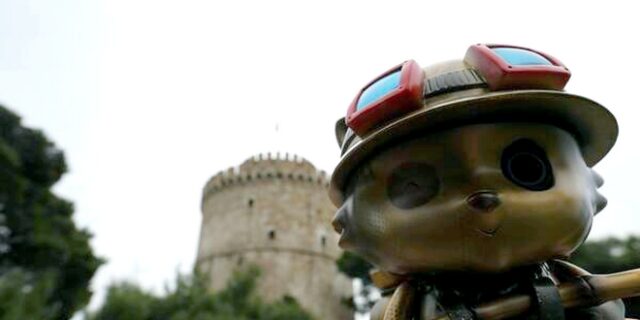Ο Teemo του League of Legends στην Ελλάδα: Φωτογραφίζεται στον Λευκό Πύργο, πίνει καφέ στον Θερμαΐκό