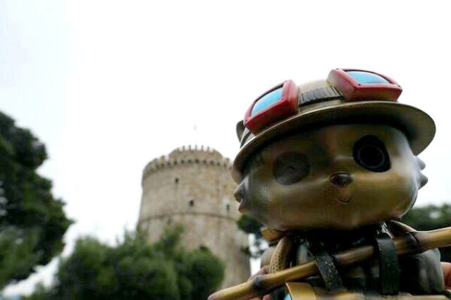 Ο Teemo του League of Legends στην Ελλάδα: Φωτογραφίζεται στον Λευκό Πύργο, πίνει καφέ στον Θερμαΐκό