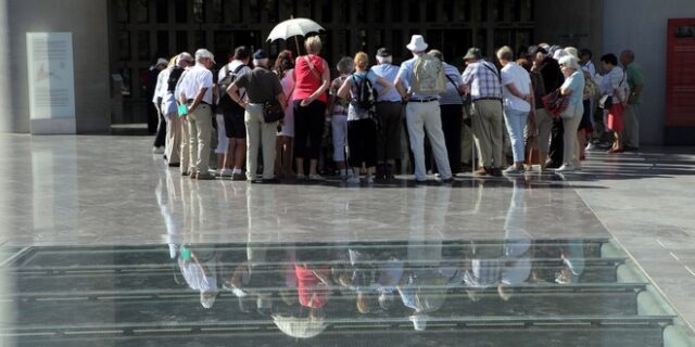Καλώς ήρθε το δολάριο: Ορδές τουριστών στη χώρα μας το 2013 σύμφωνα με την ΤτΕ