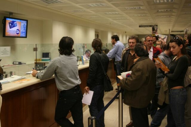 Μέσα σε λίγες ώρες συμπληρώθηκαν 90.000 αιτήσεις για το κοινωνικό μέρισμα