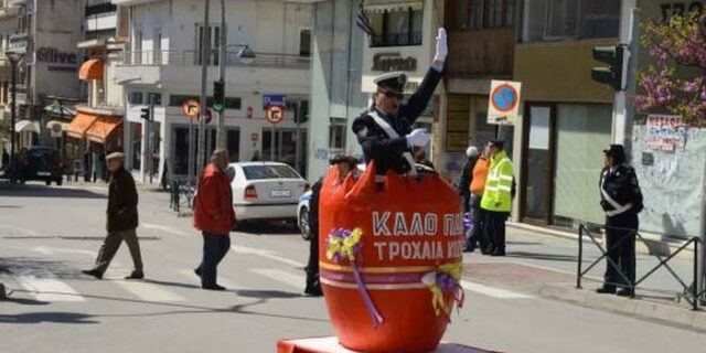 Τροχονόμος ρυθμίζει την κυκλοφορία μέσα από πασχαλινό αυγό