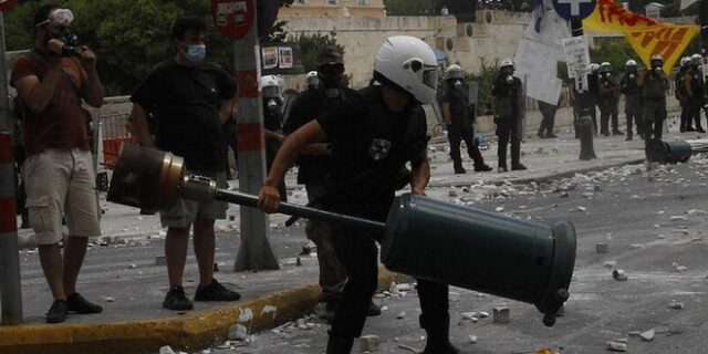 Το Twitter “στολίζει” την αστυνομία: Όταν στην #myELAS τσακώνονται για το ποιος θα πρωτοβοηθήσει τον πολίτη