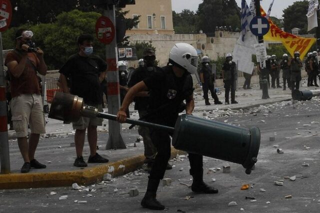 Το Twitter “στολίζει” την αστυνομία: Όταν στην #myELAS τσακώνονται για το ποιος θα πρωτοβοηθήσει τον πολίτη