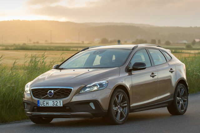 Volvo V40 Cross Country. Χωρίς επιβάρυνση το αυτόματο κιβώτιο