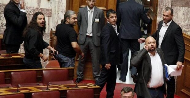 Άρση ασυλίας για ακόμα 8 βουλευτές της Χρυσής Αυγής