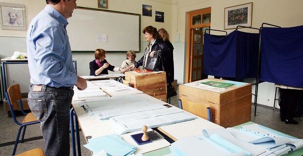 Αλλάζουν χέρια οι πρωτιές στις δημοσκοπήσεις. Μία δίνει ΝΔ μπροστά με 1,2%, η άλλη το ΣΥΡΙΖΑ με 4% διαφορά