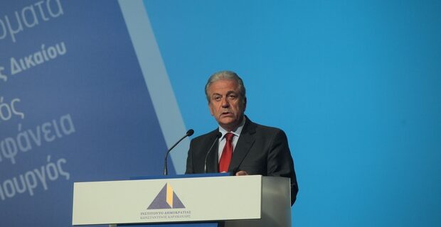 Τα μηνύματα Αβραμόπουλου στις απειλές περί κυβερνητικής αστάθειας
