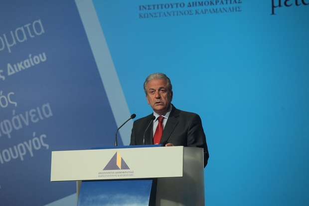 Τα μηνύματα Αβραμόπουλου στις απειλές περί κυβερνητικής αστάθειας