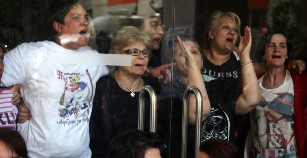 Έκανε πίσω ο Στουρνάρας: Επαναπροσλαμβάνονται προσωρινά οι καθαρίστριες του υπουργείου Οικονομικών