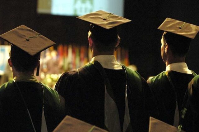 Φάμπρικα πτυχιακών μέσω Facebook. Ταρίφα από 2.000 έως 12.000 ευρώ