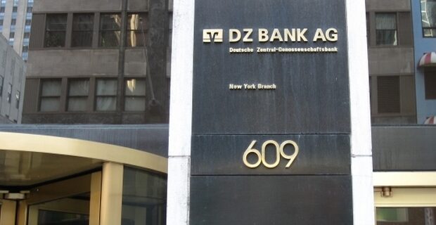 DZ Bank: Η Ελλάδα θα κέρδιζε 78,2 δισ. ευρώ με μείωση επιτοκίου και επιμήκυνση αποπληρωμής των δανείων