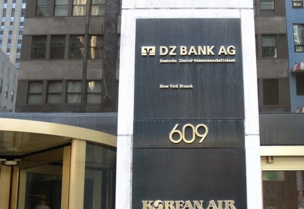 DZ Bank: Η Ελλάδα θα κέρδιζε 78,2 δισ. ευρώ με μείωση επιτοκίου και επιμήκυνση αποπληρωμής των δανείων
