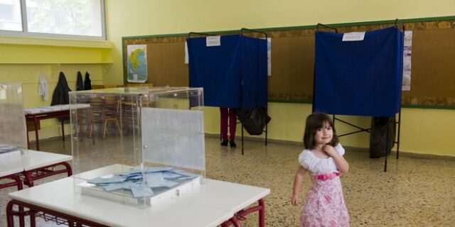 Ηλεία: Καθαρίστρια βρήκε 11 κλειστούς φακέλους σε θρανίο