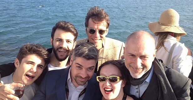 O Πάνος Χ. Κούτρας και η ομάδα του «Xenia» στέλνουν φιλιά από τις Κάννες